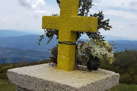 La Cruz del tozal de Asba ha aparecido este sábado pintada de amarillo (Heraldo)