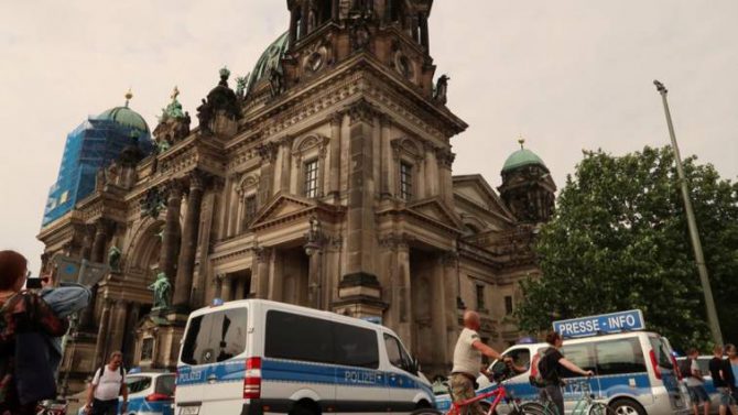 La Policía acordona la catedral de Berlín