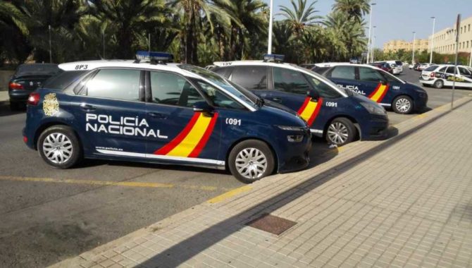 Coches de la Policía Nacional estacionados junto a la Comisaría de Elche 