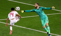 De Gea trata de despejar un balón.