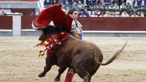 Ginés Marín abrochó por bernadinas su faena al tercer toro de Alcurrucén