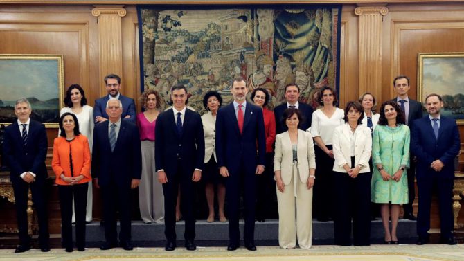 El nuevo Gobierno posa junto al Rey.