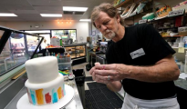 Jack Phillps prepara un pastel en su comercio en Colorado