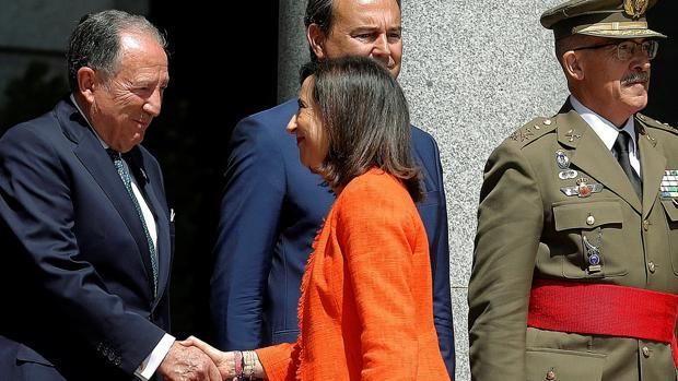 Robles saluda a Sanz Roldán, director del CNI