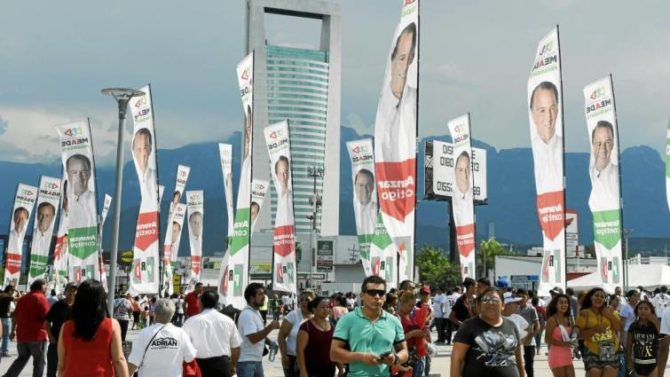 Los seguidores del candidato José Antonio Meade, del PRI, participan en el cierre de campaña de su candidato