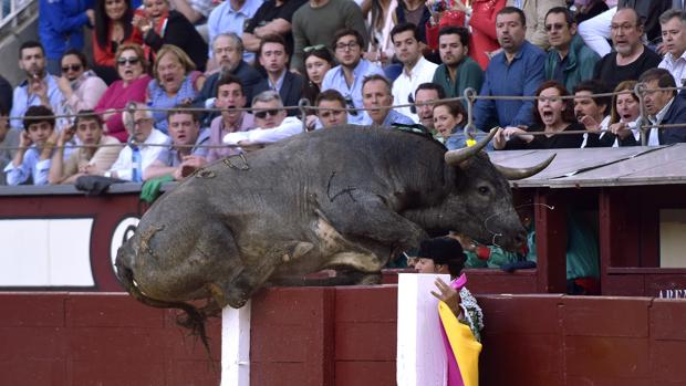 El sexto toro de Miura saltó al callejón entre el pánico de la gente