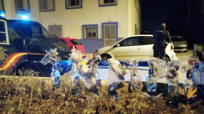 Los cócteles molotov intervenidos por los agentes de la Policía. (El Confidencial)