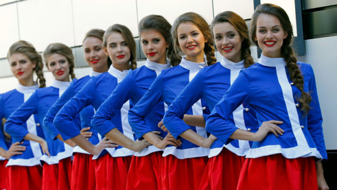 Chicas rusas posan durante una competición deportiva en Sochi