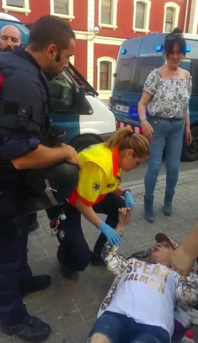 Una mujer yace en el suelo tras ser agredida.