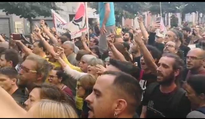 Los contramanifestantes separatistas.