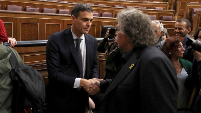 Joan Tardà felicita a Pedro Sánchez (El Periódico)