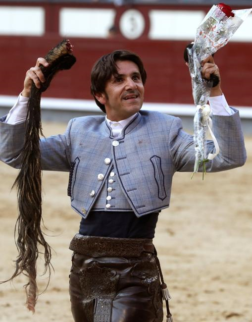 El rejoneador Diego Ventura pasea orgulloso con el trofeo que no se concedía desde 1972