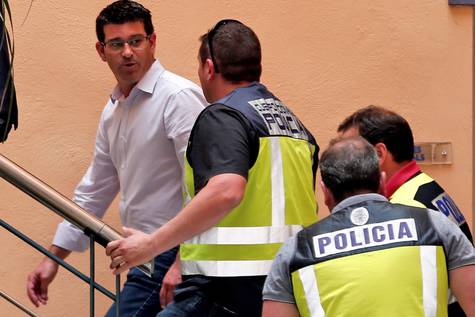 Jorge Rodríguez, custodiado por agentes de la UDEF en el Ayuntamiento de Ontinyent.