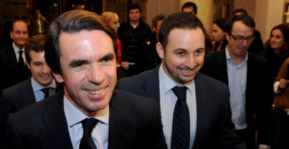 Abascal en segundo término, tras Aznar y delante de Casado.