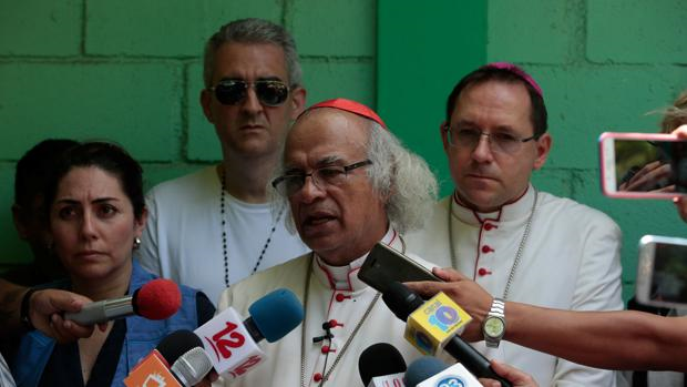 El cardenal Brenes habla con la prensa en la catedral de Managua