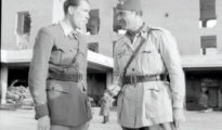 Coronel Joaquín Rios Capapé con un capitan que lleva en la manga la cruz laureada de S. Fernando