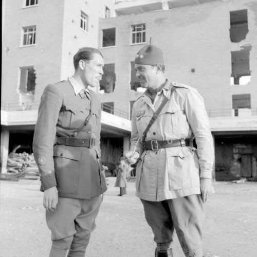 Coronel Joaquín Rios Capapé con un capitan que lleva en la manga la cruz laureada de S. Fernando