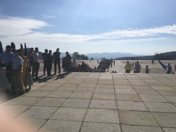 Imagen tomada a última hora de la tarde: Colas interminables para entrar en la basílica.