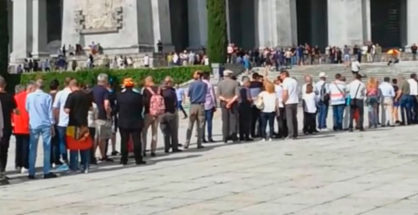 Largas colas para asistir a uno de los oficios religiosos.