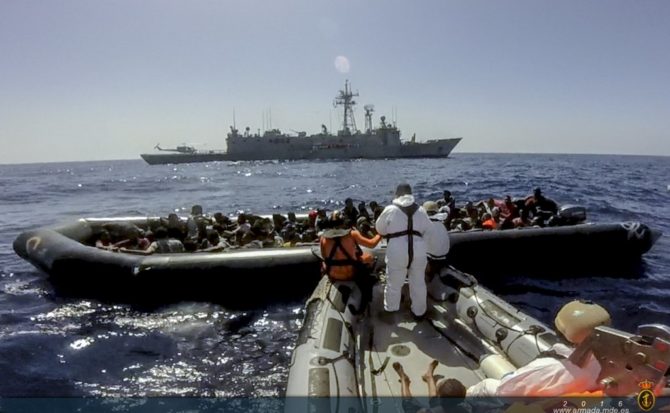 Embarcación de ilegales rescatada por la fragata 'Reina Sofía'