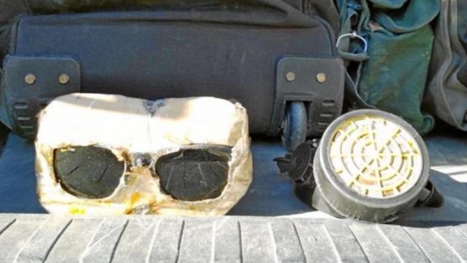 Algunos de los objetos con los que los inmigrantes asaltaron la frontera de Ceuta. Los agentes encontraron máscaras, escudos y ganchos caseros