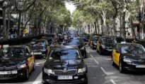 Los taxistas que protestan contra la concesión de licencias VTC volvieron a cortar el tráfico este sábado en la Gran Vía de Barcelona.