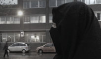 Una persona ataviada con ropajes islámicos que cubren el cuerpo por completo, en La Haya, Países Bajos.