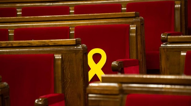 Lazos amarillos en el Parlamento catalán.