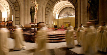 Imagen de los monjes benedictinos del Valle de los Caídos.