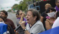 Una mujer grita arengas de apoyo al líder campesino y representante Medardo Mairena