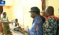 El gobernador del estado nigeriano de Anambra, Willie Obiano (en el centro), visita a un superviviente del mortífero ataque contra la iglesia católica de San Felipe, en Ozubulu, el 11 de agosto de 2017.