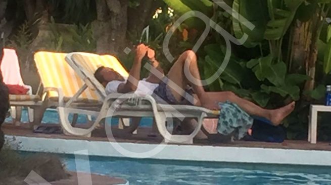 El portavoz del PSOE, Óscar Puente, consulta su móvil junto a una de las piscinas de Puente Romano (OK Diario),