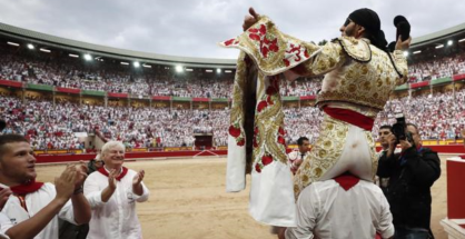 Salida a hombros de Juan José Padilla con la plaza de Pamplona abarrrotada