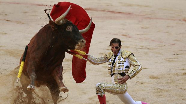 Juan José Padilla, rodilla en tierra en Pamplona