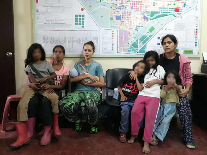 Patricia Aguilar junto a otras mujeres y niños rescatados.