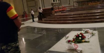 Un hombre reza frente a la tumba de Franco en el Valle.