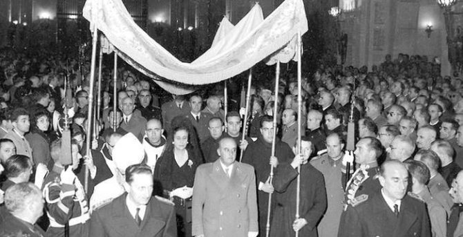 Entrada de Franco bajo palio en la Iglesia de la Santa Cruz del Valle de los Caídos en 1959