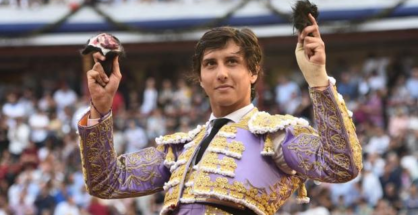 Roca Rey pasea dos orejas con los tendidos llenos al fondo