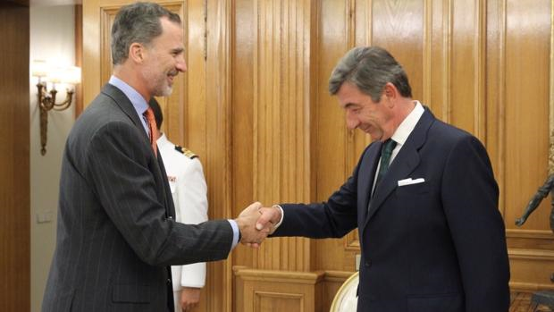 Santiago de León y Domecq cumplimenta a Don Felipe