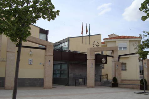 Fachada del Ayuntamiento de Serranillos.