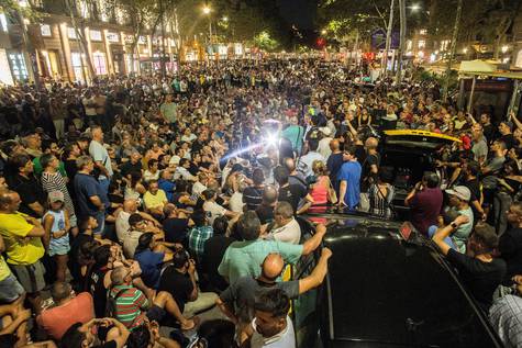 Asamblea de los taxistas de Barcelona tras la reunión con Fomento.