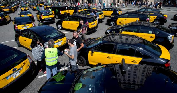 Los taxistas de Barcelona colapsan el centro de la ciudad