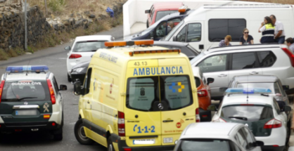 Vehículos de la Guardia Civil y una ambulancia a las puertas de la vivienda en la que ha sido encontrada la familia.