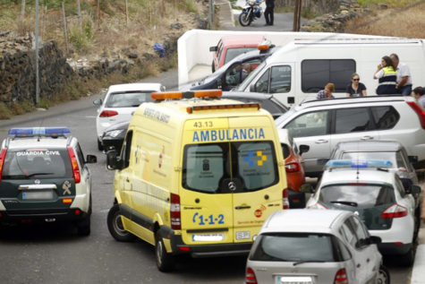 Vehículos de la Guardia Civil y una ambulancia a las puertas de la vivienda en la que ha sido encontrada la familia.