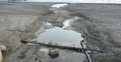 Imagen de archivo de 2008 de un vertido de aguas residuales en una playa de Almería