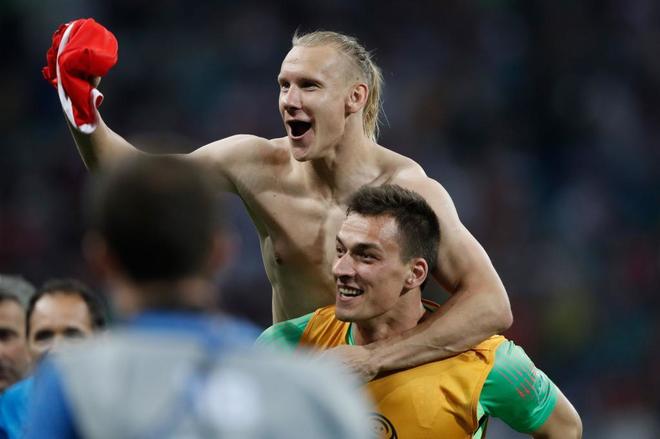 Domagoj Vida celebra con Kalinic el pase de Croacia a semifinales del Mundial.