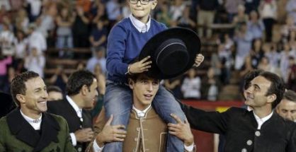Adrián Hinojosa, a hombros en el festival benéfico en favor de la Fundación Oncohematología Infantil, en octubre de 2016.