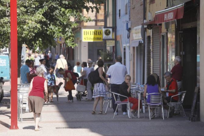 El coche pasó por en centro de la terraza del bar sin tocar las mesas. 