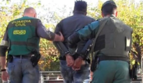 Dos agentes de la Benemérita trasladan a un detenido en una fotografía de archivo - Guardia Civil
