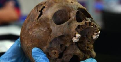 Levantamiento del cráneo del individuo - Instituto Nacional de Antropología e Historia (INAH)